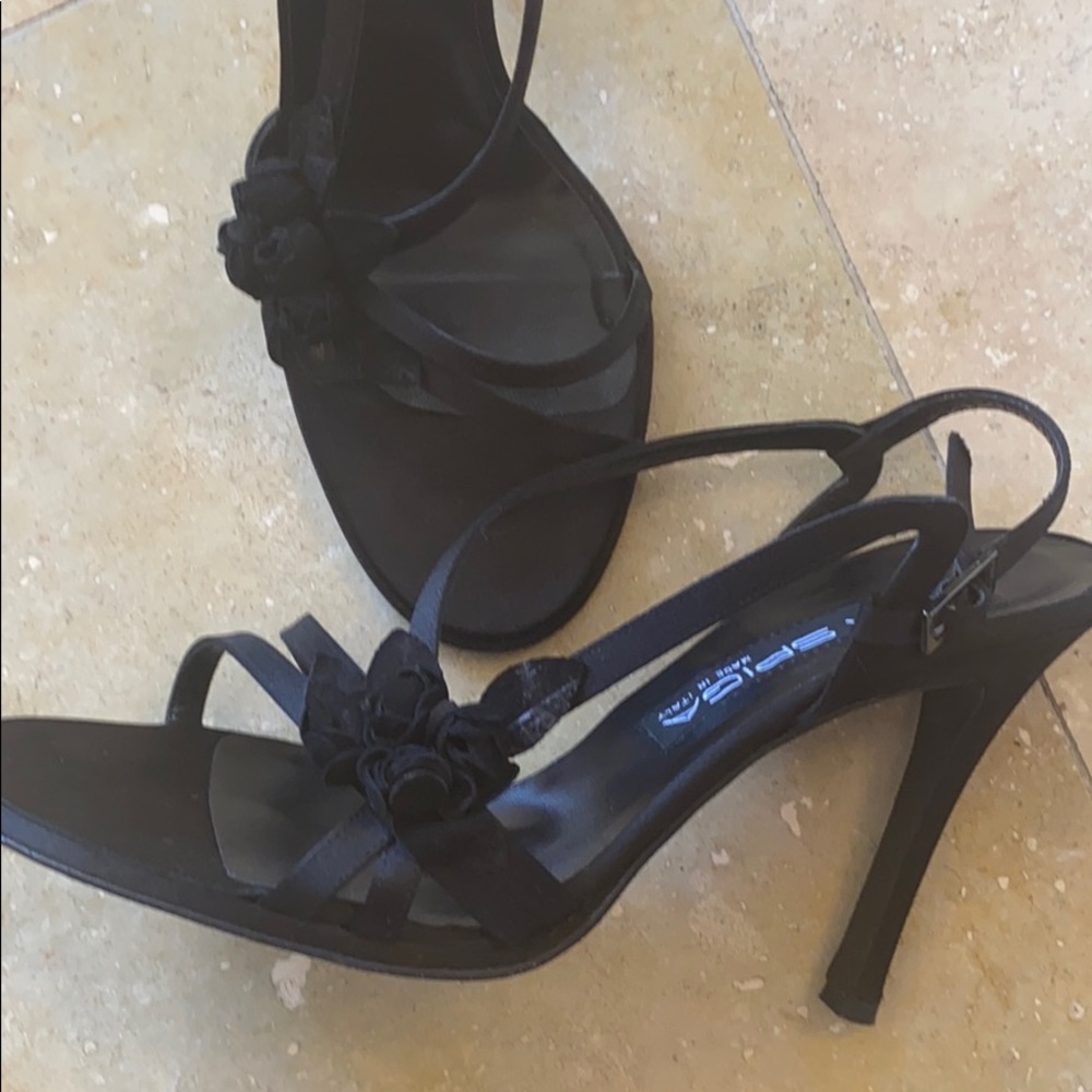 VIA SPIGA Sweet & sexy rose bud heels.